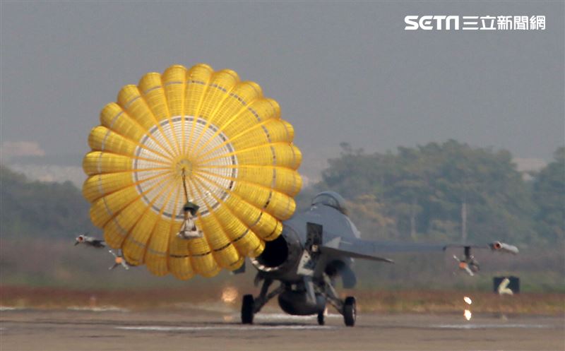 F16V(BLK20)戰機落地後打開阻力傘。（記者邱榮吉/攝影）