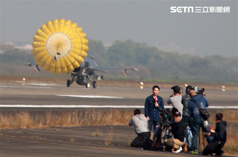 F16V(BLK20)戰機落地後打開阻力傘。（記者邱榮吉/攝影）