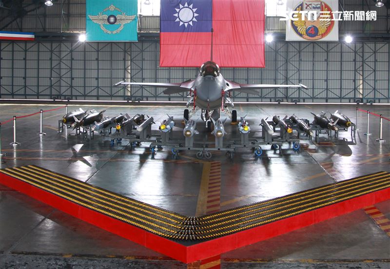 F16V(BLK20)戰機全載掛武器裝備。（記者邱榮吉/攝影）