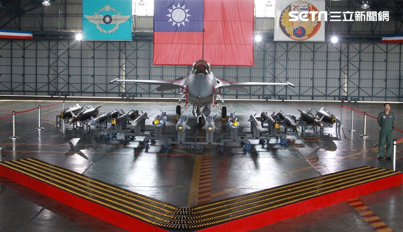 F16V(BLK20)戰機全載掛武器裝備。（記者邱榮吉/攝影）