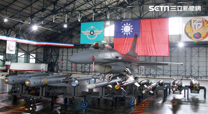 F16V(BLK20)戰機全載掛武器裝備。（記者邱榮吉/攝影）