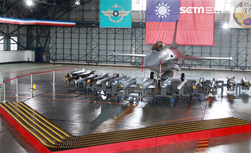 F16V(BLK20)戰機全載掛武器裝備。（記者邱榮吉/攝影）