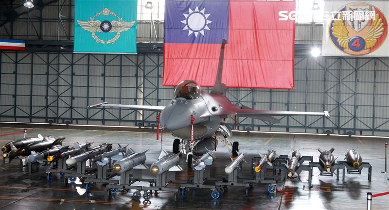 F16V(BLK20)戰機全載掛武器裝備。（記者邱榮吉/攝影）