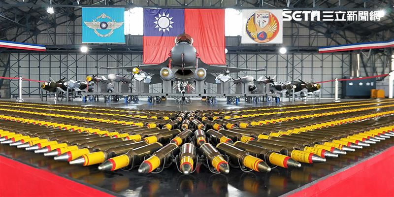 F16V(BLK20)戰機全載掛武器裝備。（記者邱榮吉/攝影）
