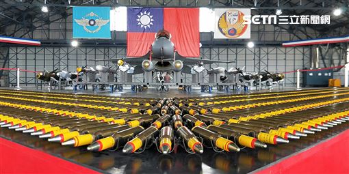F16V(BLK20)戰機全載掛武器裝備。（記者邱榮吉/攝影）