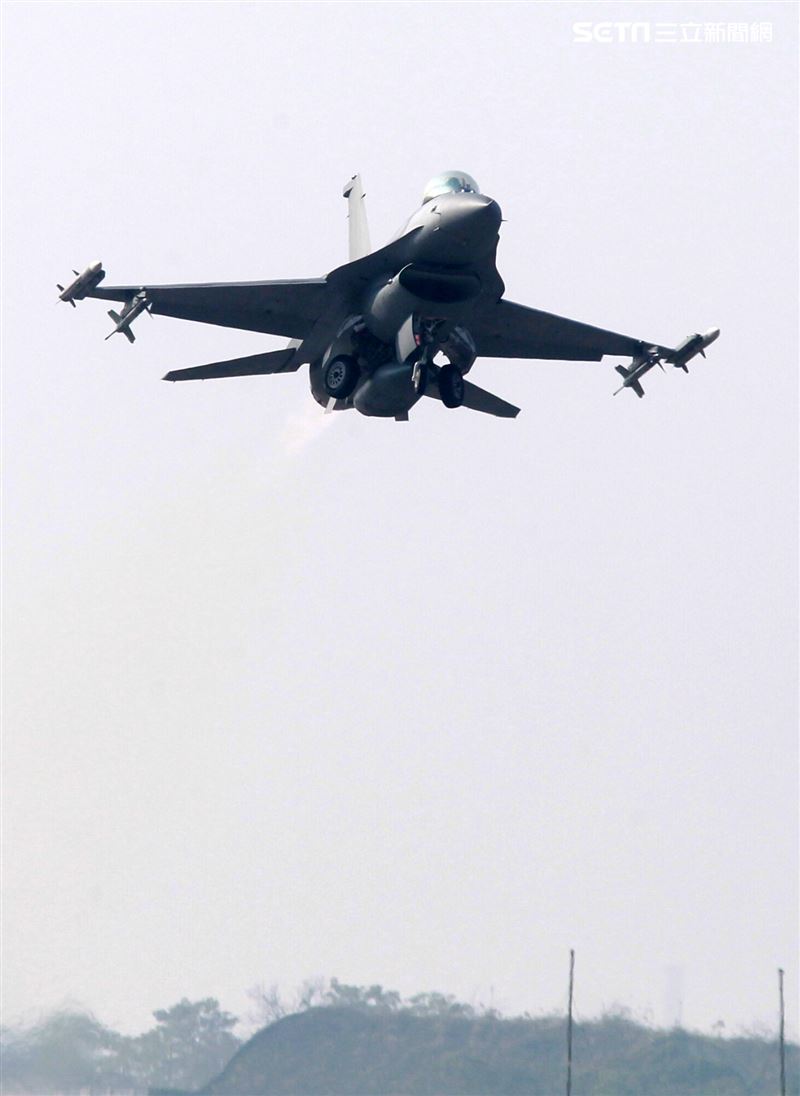 空軍F16V(BLK20)戰機春節加強戰備，全載掛武器裝備緊急起飛捍衛領空安全。（記者邱榮吉/攝影）