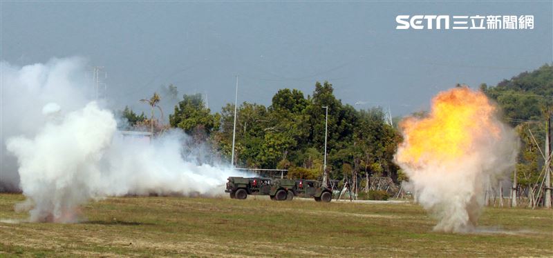 陸軍第四作戰區裝甲564旅戰備部隊官兵春節期間落實戰備整備，藉模擬反機降作戰「仿真實戰」場景，實施縮短距離「實兵對抗」演練，聯合防空作戰、戰場監偵、聯合火力打擊、戰車戰鬥隊攻擊、遠距狙殺、戰鬥隊形變換及火力追擊等課目，以顯示「聯合兵種營」獨立遂行聯合作戰能力。（記者邱榮吉/高雄拍攝）