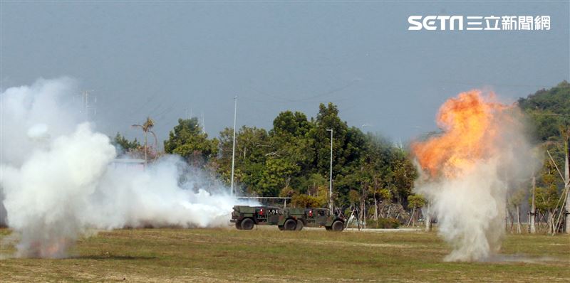 陸軍第四作戰區裝甲564旅戰備部隊官兵春節期間落實戰備整備，藉模擬反機降作戰「仿真實戰」場景，實施縮短距離「實兵對抗」演練，聯合防空作戰、戰場監偵、聯合火力打擊、戰車戰鬥隊攻擊、遠距狙殺、戰鬥隊形變換及火力追擊等課目，以顯示「聯合兵種營」獨立遂行聯合作戰能力。（記者邱榮吉/高雄拍攝）