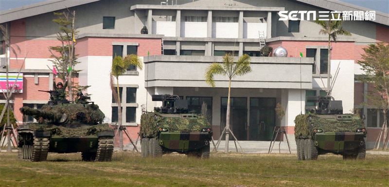 陸軍第四作戰區裝甲564旅戰備部隊官兵春節期間落實戰備整備，藉模擬反機降作戰「仿真實戰」場景，實施縮短距離「實兵對抗」演練，聯合防空作戰、戰場監偵、聯合火力打擊、戰車戰鬥隊攻擊、遠距狙殺、戰鬥隊形變換及火力追擊等課目，以顯示「聯合兵種營」獨立遂行聯合作戰能力。（記者邱榮吉/高雄拍攝）