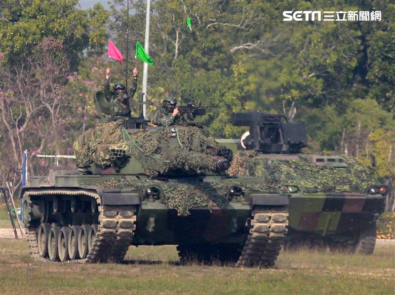 CM11戰車、CM33裝步戰鬥車發起攻擊，快速執行應變制變及全方位打擊任務 之可恃戰力。。（記者邱榮吉/高雄拍攝）