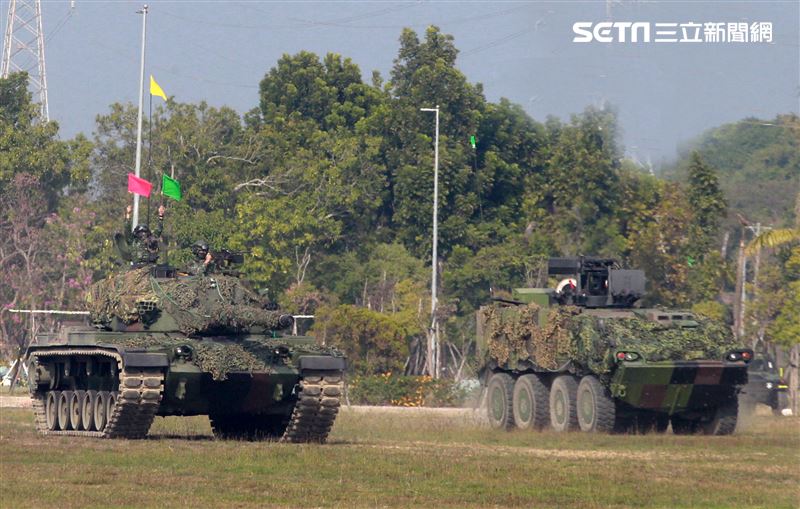 CM11戰車、CM33裝步戰鬥車發起攻擊，快速執行應變制變及全方位打擊任務 之可恃戰力。。（記者邱榮吉/高雄拍攝）