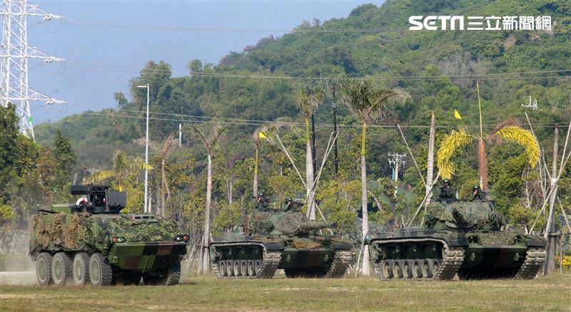 CM11戰車、CM33裝步戰鬥車發起攻擊，快速執行應變制變及全方位打擊任務 之可恃戰力。。（記者邱榮吉/高雄拍攝）