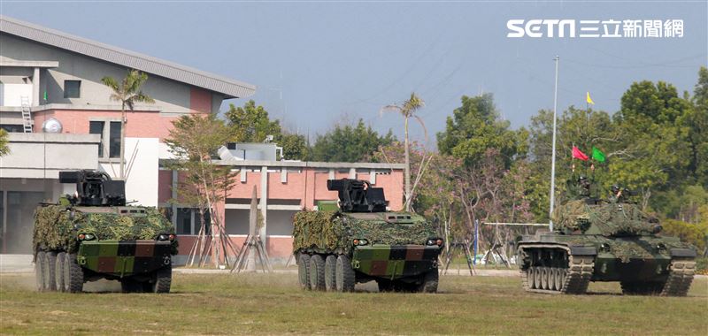 CM11戰車、CM33裝步戰鬥車發起攻擊，快速執行應變制變及全方位打擊任務 之可恃戰力。。（記者邱榮吉/高雄拍攝）
