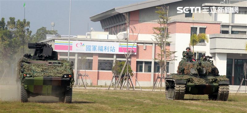 CM11戰車、CM33裝步戰鬥車發起攻擊，快速執行應變制變及全方位打擊任務 之可恃戰力。。（記者邱榮吉/高雄拍攝）