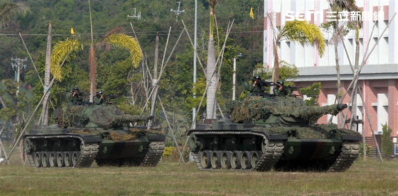 CM11戰車、CM33裝步戰鬥車發起攻擊，快速執行應變制變及全方位打擊任務 之可恃戰力。。（記者邱榮吉/高雄拍攝）