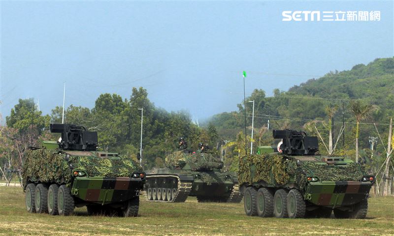 CM11戰車、CM33裝步戰鬥車發起攻擊，快速執行應變制變及全方位打擊任務 之可恃戰力。。（記者邱榮吉/高雄拍攝）