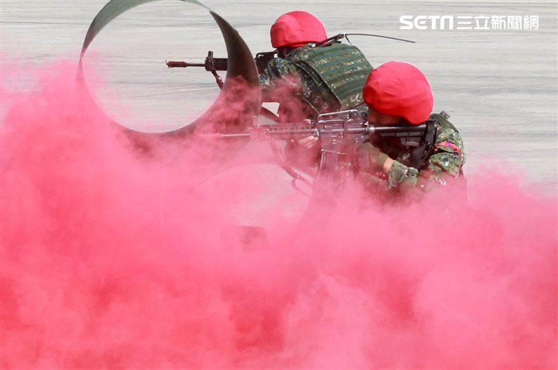 陸軍第四作戰區裝甲564旅戰備部隊官兵春節期間落實戰備整備，藉模擬反機降作戰「仿真實戰」場景，實施縮短距離「實兵對抗」演練，聯合防空作戰、戰場監偵、聯合火力打擊、戰車戰鬥隊攻擊、遠距狙殺、戰鬥隊形變換及火力追擊等課目，以顯示「聯合兵種營」獨立遂行聯合作戰能力。（記者邱榮吉/高雄拍攝）