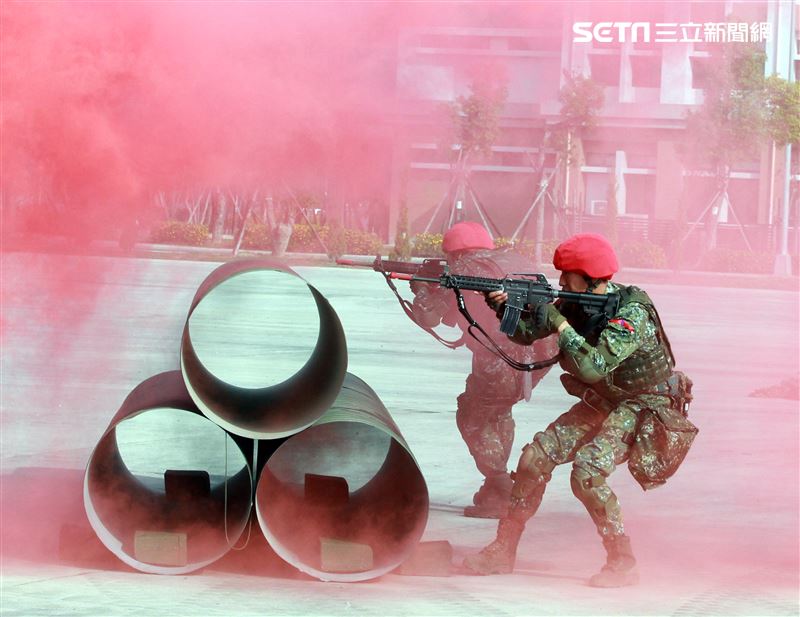 陸軍第四作戰區裝甲564旅戰備部隊官兵春節期間落實戰備整備，藉模擬反機降作戰「仿真實戰」場景，實施縮短距離「實兵對抗」演練，聯合防空作戰、戰場監偵、聯合火力打擊、戰車戰鬥隊攻擊、遠距狙殺、戰鬥隊形變換及火力追擊等課目，以顯示「聯合兵種營」獨立遂行聯合作戰能力。（記者邱榮吉/高雄拍攝）