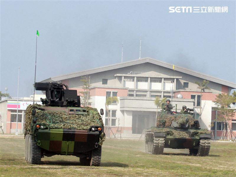 CM11戰車、CM33裝步戰鬥車發起攻擊，快速執行應變制變及全方位打擊任務 之可恃戰力。。（記者邱榮吉/高雄拍攝）