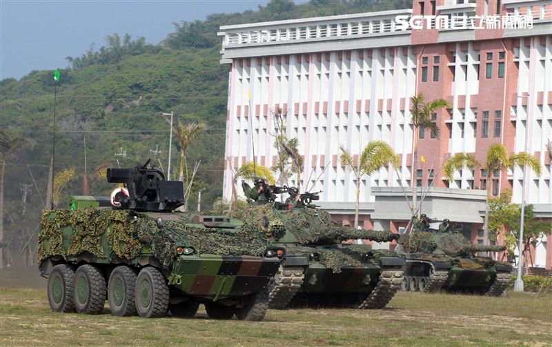 CM11戰車、CM33裝步戰鬥車發起攻擊，快速執行應變制變及全方位打擊任務 之可恃戰力。。（記者邱榮吉/高雄拍攝）