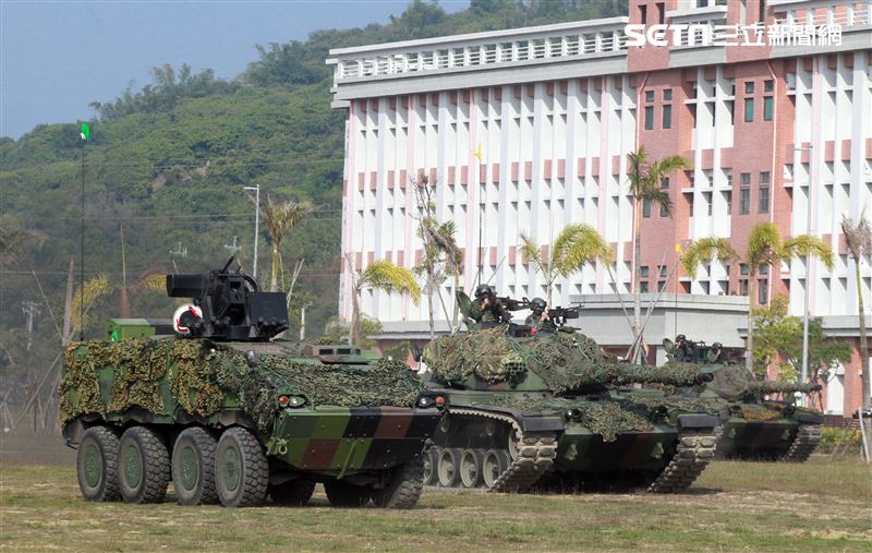 CM11戰車、CM33裝步戰鬥車發起攻擊，快速執行應變制變及全方位打擊任務 之可恃戰力。。（記者邱榮吉/高雄拍攝）