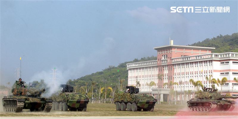 CM11戰車、CM33裝步戰鬥車發起攻擊，快速執行應變制變及全方位打擊任務 之可恃戰力。。（記者邱榮吉/高雄拍攝）