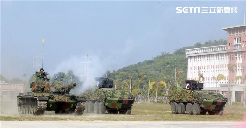 CM11戰車、CM33裝步戰鬥車發起攻擊，快速執行應變制變及全方位打擊任務 之可恃戰力。。（記者邱榮吉/高雄拍攝）