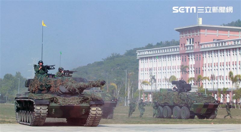 CM11戰車、CM33裝步戰鬥車發起攻擊，快速執行應變制變及全方位打擊任務 之可恃戰力。。（記者邱榮吉/高雄拍攝）