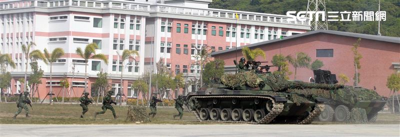 CM11戰車、CM33裝步戰鬥車發起攻擊，快速執行應變制變及全方位打擊任務 之可恃戰力。。（記者邱榮吉/高雄拍攝）