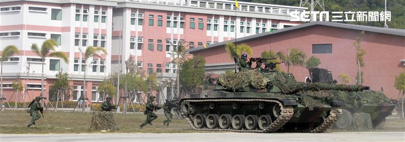 CM11戰車、CM33裝步戰鬥車發起攻擊，快速執行應變制變及全方位打擊任務 之可恃戰力。。（記者邱榮吉/高雄拍攝）