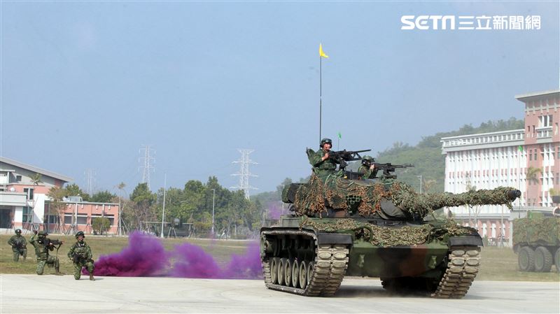 CM11戰車、CM33裝步戰鬥車發起攻擊，快速執行應變制變及全方位打擊任務 之可恃戰力。。（記者邱榮吉/高雄拍攝）