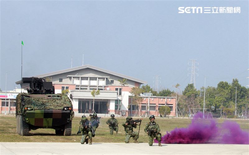 CM11戰車、CM33裝步戰鬥車發起攻擊，快速執行應變制變及全方位打擊任務 之可恃戰力。。（記者邱榮吉/高雄拍攝）