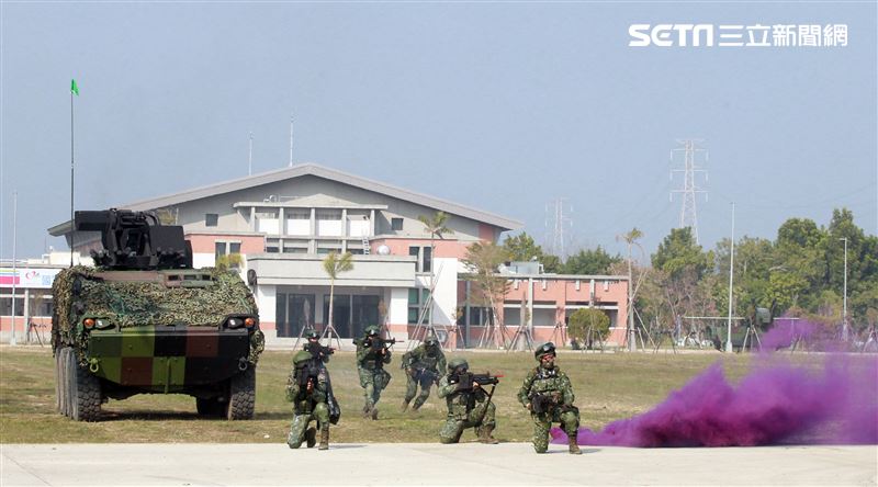 CM11戰車、CM33裝步戰鬥車發起攻擊，快速執行應變制變及全方位打擊任務 之可恃戰力。。（記者邱榮吉/高雄拍攝）