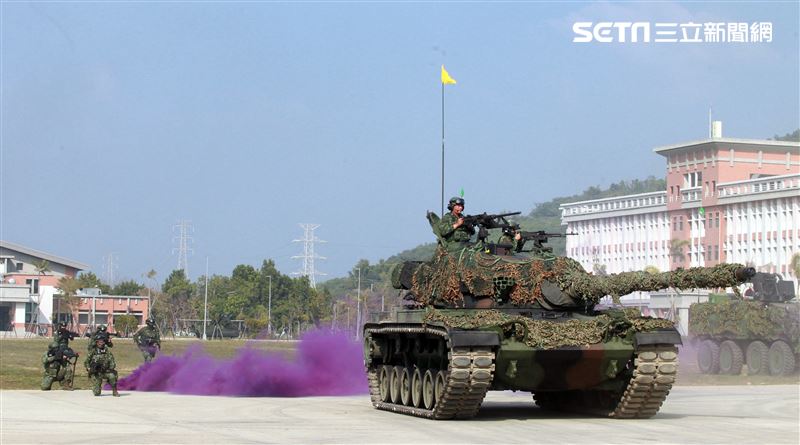 CM11戰車、CM33裝步戰鬥車發起攻擊，快速執行應變制變及全方位打擊任務 之可恃戰力。。（記者邱榮吉/高雄拍攝）