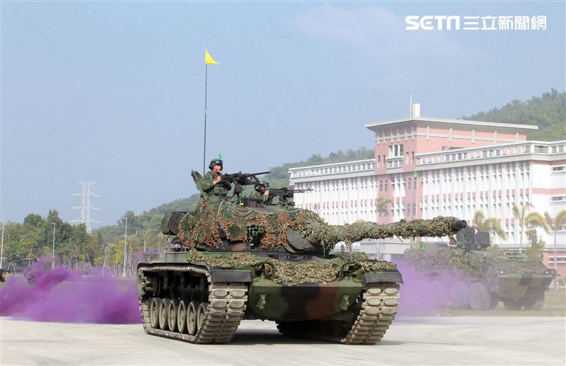 CM11戰車、CM33裝步戰鬥車發起攻擊，快速執行應變制變及全方位打擊任務 之可恃戰力。。（記者邱榮吉/高雄拍攝）
