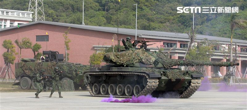 CM11戰車、CM33裝步戰鬥車發起攻擊，快速執行應變制變及全方位打擊任務 之可恃戰力。。（記者邱榮吉/高雄拍攝）