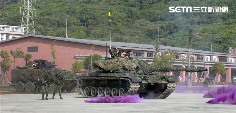 CM11戰車、CM33裝步戰鬥車發起攻擊，快速執行應變制變及全方位打擊任務 之可恃戰力。。（記者邱榮吉/高雄拍攝）