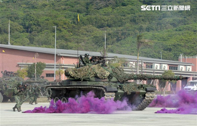 CM11戰車、CM33裝步戰鬥車發起攻擊，快速執行應變制變及全方位打擊任務 之可恃戰力。。（記者邱榮吉/高雄拍攝）