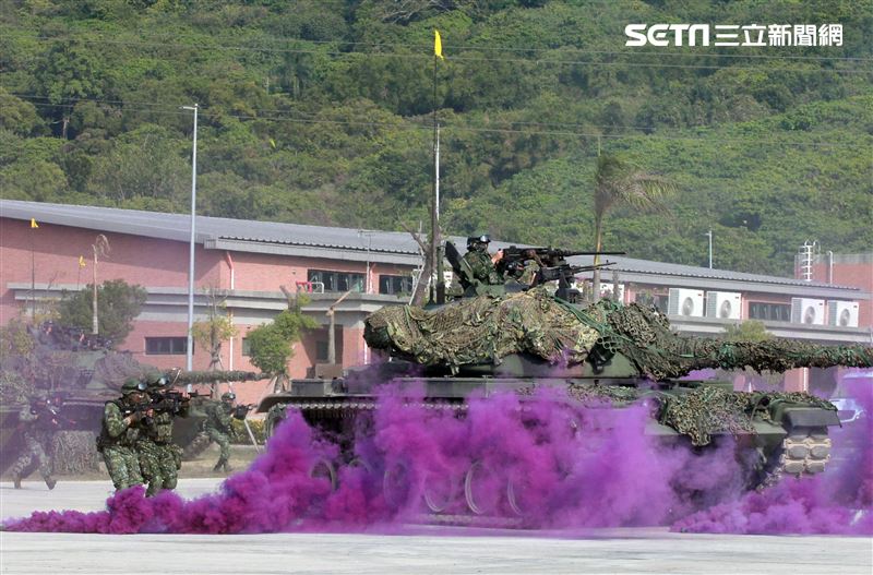CM11戰車、CM33裝步戰鬥車發起攻擊，快速執行應變制變及全方位打擊任務 之可恃戰力。。（記者邱榮吉/高雄拍攝）