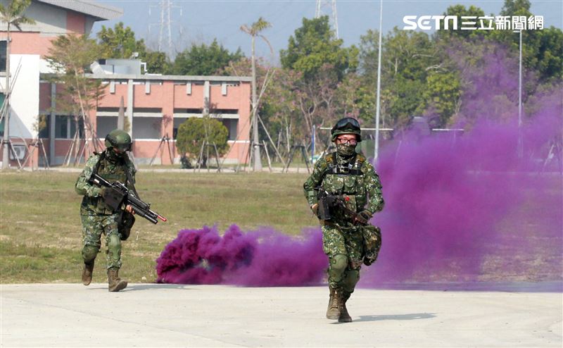 陸軍第四作戰區裝甲564旅戰備部隊官兵春節期間落實戰備整備，藉模擬反機降作戰「仿真實戰」場景，實施縮短距離「實兵對抗」演練，聯合防空作戰、戰場監偵、聯合火力打擊、戰車戰鬥隊攻擊、遠距狙殺、戰鬥隊形變換及火力追擊等課目，以顯示「聯合兵種營」獨立遂行聯合作戰能力。（記者邱榮吉/高雄拍攝）
