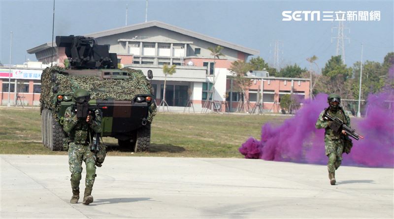 CM11戰車、CM33裝步戰鬥車發起攻擊，快速執行應變制變及全方位打擊任務 之可恃戰力。。（記者邱榮吉/高雄拍攝）