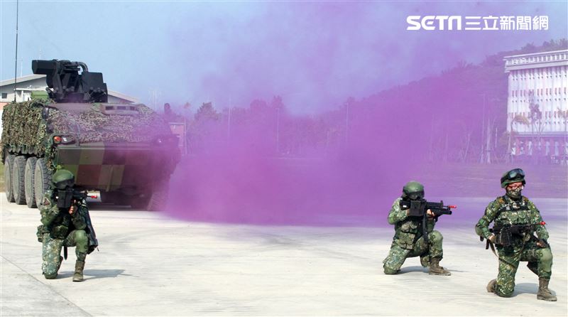 陸軍第四作戰區裝甲564旅戰備部隊官兵春節期間落實戰備整備，藉模擬反機降作戰「仿真實戰」場景，實施縮短距離「實兵對抗」演練，聯合防空作戰、戰場監偵、聯合火力打擊、戰車戰鬥隊攻擊、遠距狙殺、戰鬥隊形變換及火力追擊等課目，以顯示「聯合兵種營」獨立遂行聯合作戰能力。（記者邱榮吉/高雄拍攝）