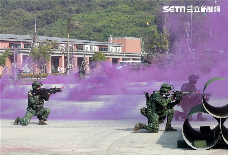 陸軍第四作戰區裝甲564旅戰備部隊官兵春節期間落實戰備整備，藉模擬反機降作戰「仿真實戰」場景，實施縮短距離「實兵對抗」演練，聯合防空作戰、戰場監偵、聯合火力打擊、戰車戰鬥隊攻擊、遠距狙殺、戰鬥隊形變換及火力追擊等課目，以顯示「聯合兵種營」獨立遂行聯合作戰能力。（記者邱榮吉/高雄拍攝）