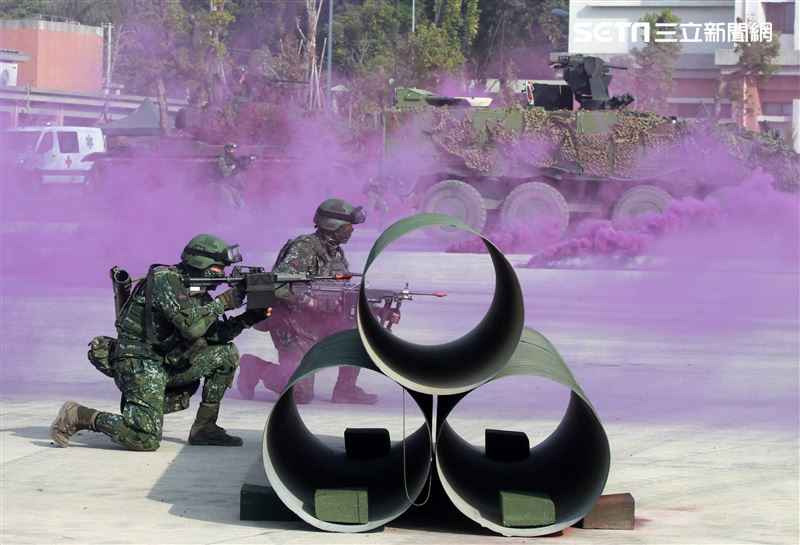 陸軍第四作戰區裝甲564旅戰備部隊官兵春節期間落實戰備整備，藉模擬反機降作戰「仿真實戰」場景，實施縮短距離「實兵對抗」演練，聯合防空作戰、戰場監偵、聯合火力打擊、戰車戰鬥隊攻擊、遠距狙殺、戰鬥隊形變換及火力追擊等課目，以顯示「聯合兵種營」獨立遂行聯合作戰能力。（記者邱榮吉/高雄拍攝）