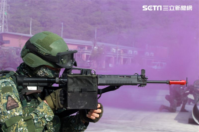 陸軍第四作戰區裝甲564旅戰備部隊官兵春節期間落實戰備整備，藉模擬反機降作戰「仿真實戰」場景，實施縮短距離「實兵對抗」演練，聯合防空作戰、戰場監偵、聯合火力打擊、戰車戰鬥隊攻擊、遠距狙殺、戰鬥隊形變換及火力追擊等課目，以顯示「聯合兵種營」獨立遂行聯合作戰能力。（記者邱榮吉/高雄拍攝）