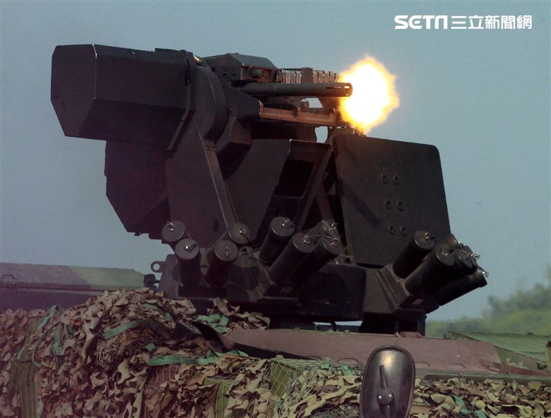 陸軍第四作戰區裝甲564旅戰備部隊官兵春節期間落實戰備整備，藉模擬反機降作戰「仿真實戰」場景，實施縮短距離「實兵對抗」演練，聯合防空作戰、戰場監偵、聯合火力打擊、戰車戰鬥隊攻擊、遠距狙殺、戰鬥隊形變換及火力追擊等課目，以顯示「聯合兵種營」獨立遂行聯合作戰能力。（記者邱榮吉/高雄拍攝）