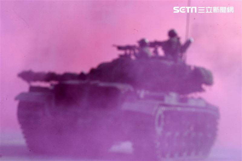 CM11戰車、CM33裝步戰鬥車發起攻擊，快速執行應變制變及全方位打擊任務 之可恃戰力。。（記者邱榮吉/高雄拍攝）