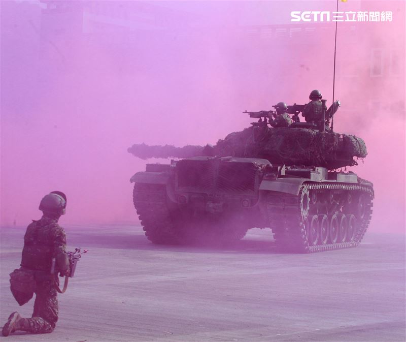 CM11戰車、CM33裝步戰鬥車發起攻擊，快速執行應變制變及全方位打擊任務 之可恃戰力。。（記者邱榮吉/高雄拍攝）