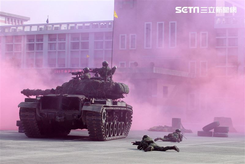 CM11戰車、CM33裝步戰鬥車發起攻擊，快速執行應變制變及全方位打擊任務 之可恃戰力。。（記者邱榮吉/高雄拍攝）