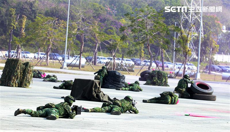陸軍第四作戰區裝甲564旅戰備部隊官兵春節期間落實戰備整備，藉模擬反機降作戰「仿真實戰」場景，實施縮短距離「實兵對抗」演練，聯合防空作戰、戰場監偵、聯合火力打擊、戰車戰鬥隊攻擊、遠距狙殺、戰鬥隊形變換及火力追擊等課目，以顯示「聯合兵種營」獨立遂行聯合作戰能力。（記者邱榮吉/高雄拍攝）